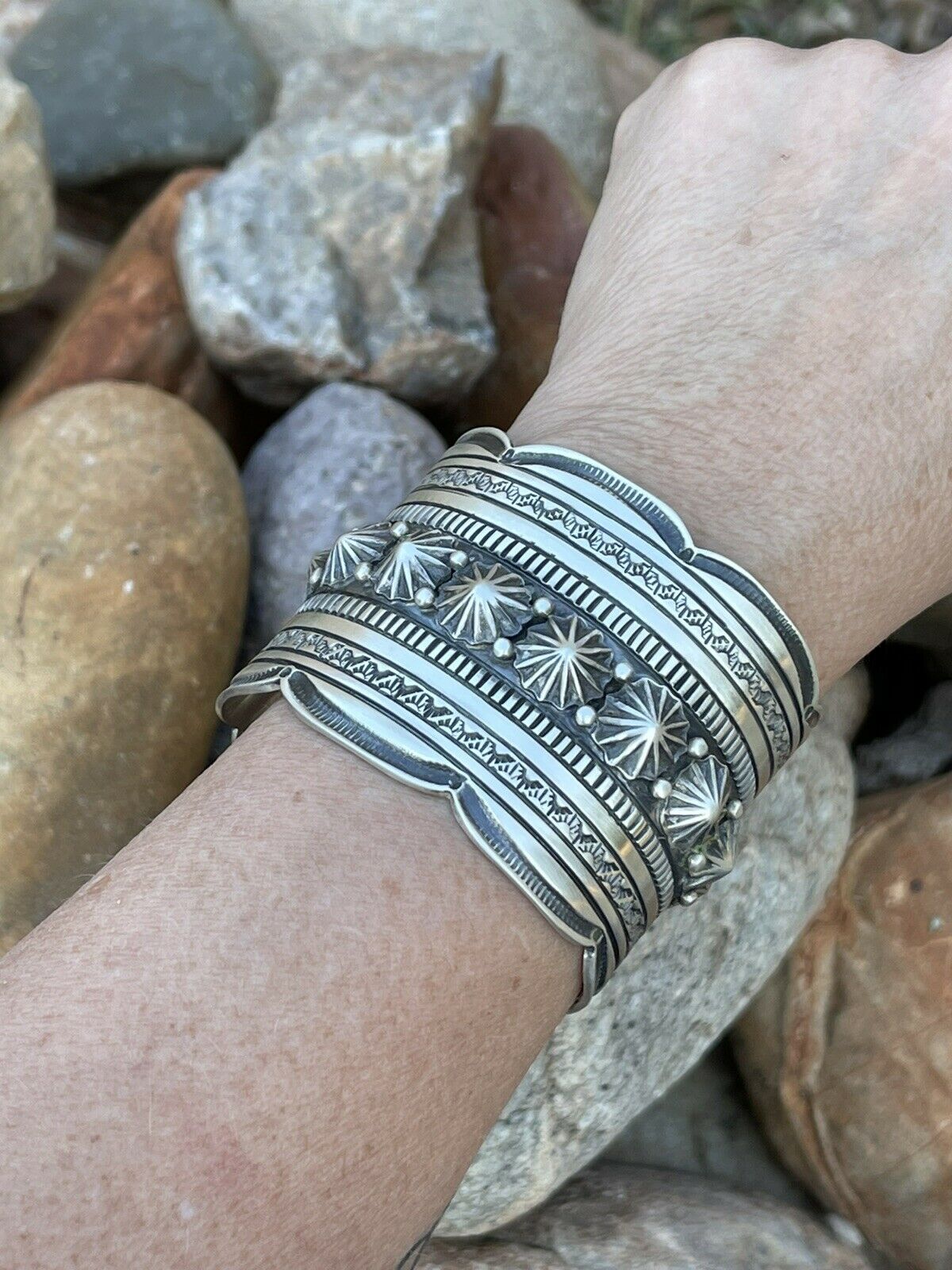 Incredibile Navajo Tribal Power Sterling Silver Cuff Bracelet