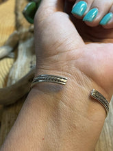 Load image into Gallery viewer, Navajo Square Purple Spiny Sterling Silver Bracelet Rope Style Cuff