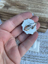 Load image into Gallery viewer, Navajo Pink Conch And Sterling Silver Cluster Ring By Sheila Becenti