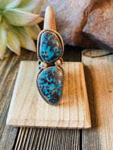 Load image into Gallery viewer, Navajo Kingman Turquoise &amp; Sterling Silver Ring Size 6.5
