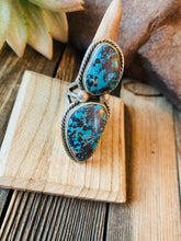 Load image into Gallery viewer, Navajo Kingman Turquoise &amp; Sterling Silver Ring Size 6.5